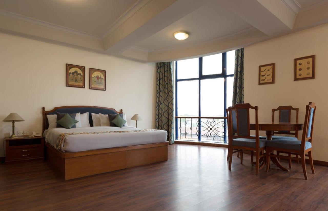 Hotel Crystal Palace Мератх Экстерьер фото