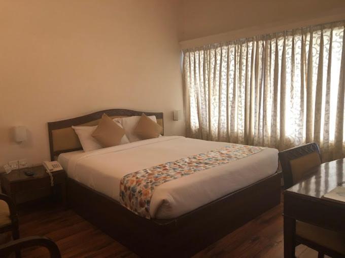 Hotel Crystal Palace Мератх Экстерьер фото